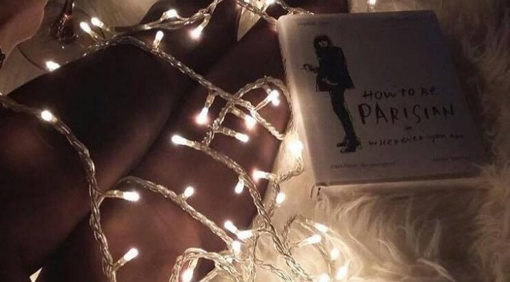 Επώνυμη Κύπρια φοράει μόνο… χριστουγεννιάτικα λαμπάκια!