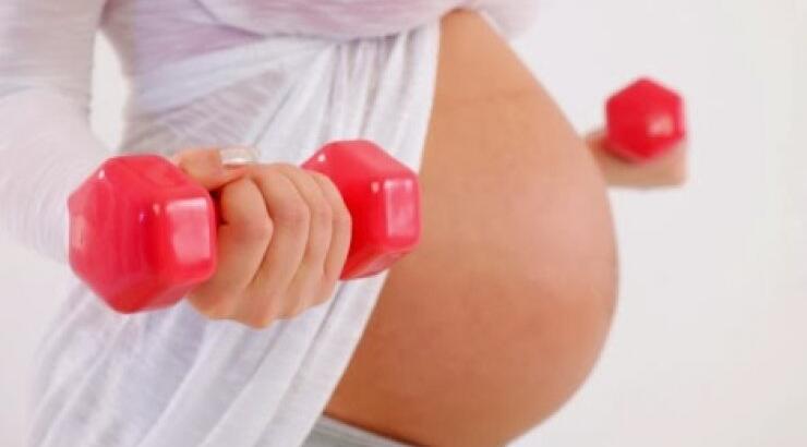 Έγκυος σε φόρμα με Pilates