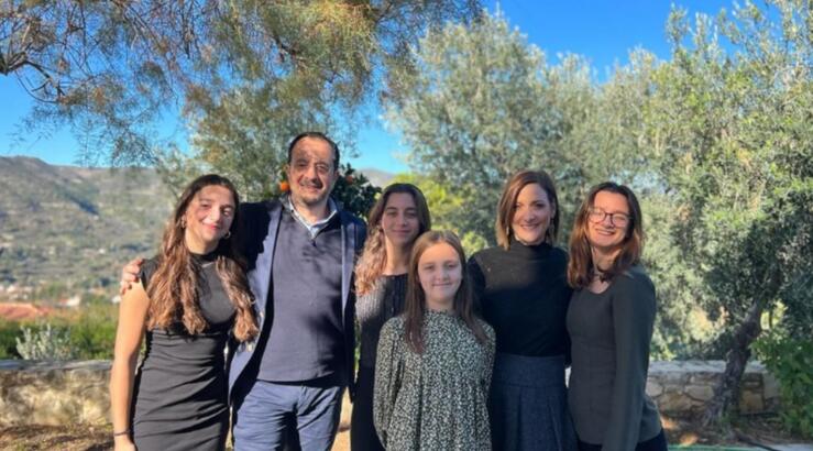 Φιλίππα Καρσερά: Η χορευτική στιγμή του Νίκου Χριστοδουλίδη με τις κόρες του που δημοσίευσε [εικόνα]