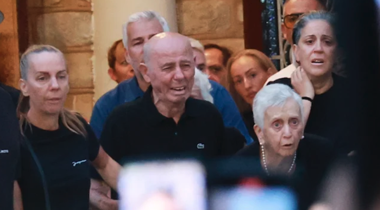 Βάσω Μαζωνάκη: Πήγε μόνη της στο μνήμα του αδερφού της ένα 24ωρο μετά την κηδεία [βίντεο]