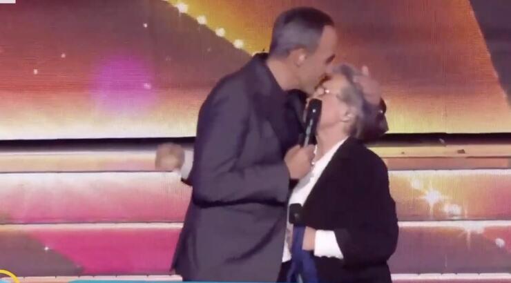 Nίκος Αλιάγας: Η μαμά του εισέβαλε στο πλάτο της εκπομπής τους - «Ρε μάνα τι κάνεις;»