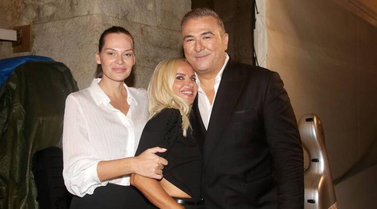 Μπεκατώρου: Διακοπές στη Μύκονο με τους κουμπάρους της  - Η εικόνα σε σκάφος με τη βαφτιστήρα της 