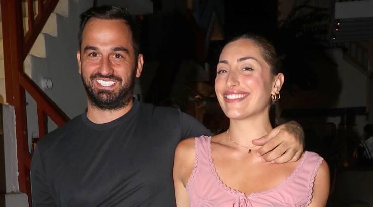 Άρης Σοϊλέδης: Αγκαλιά με τη σύντροφό του στα στενά της Μυκόνου [εικόνες]