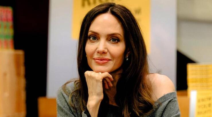 Γνωστό πρόσωπο της κυπριακής tv έβγαλε selfie με τον πατέρα της Angelina Jolie [εικόνα]