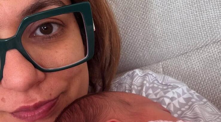 Ιωάννα Λαμπροπούλου: Την είδαμε να διαβάζει παραμύθι στην ενός μήνα κόρη της [εικόνα]