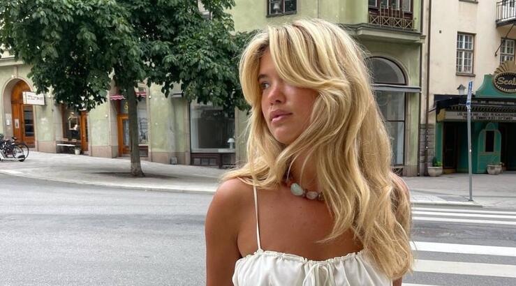 Scandi blonde: Το ξανθό χρώμα μαλλιών που αναδεικνύει το μαύρισμα