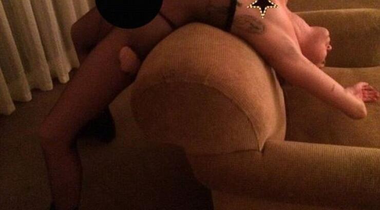 Κάποιος να την μαζέψει: 22χρονη τραγουδίστρια αγγίζει τα γεννητικά της όργανα μισόγυμνη [εικόνες]