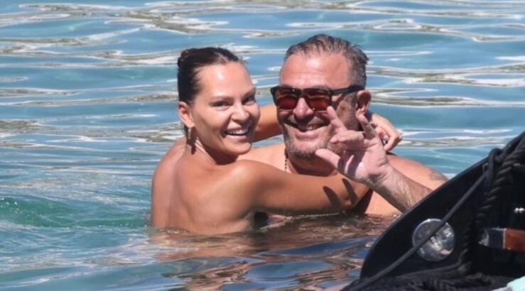 Υβόννη Μπόσνιακ: Απαθανατίζει τον Αντώνη Ρέμο πάνω στο σκάφος να οδηγεί [βίντεο]