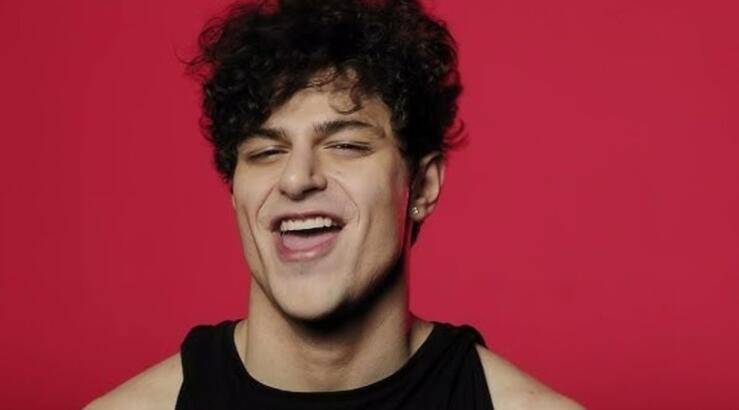 Theo Evan: Αποκαλύπτει πρώτη φορά στοιχεία του κομματιού που θα μας εκπροσωπήσει στην Eurovision [βίντεο]