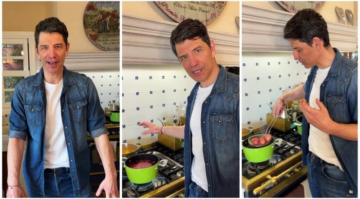 Ο Σάκης Ρουβάς μας έβαλε στην κουζίνα του και μας έδειξε πως βάφει τα πασχαλινά του αυγά με φυσικά υλικά [βίντεο]