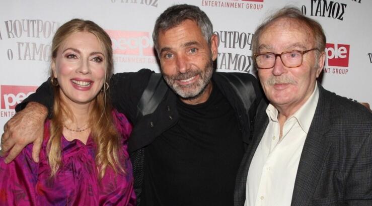 Κηδεία Ντίνου Καρύδη: Τα στεφάνια που έστειλαν Σμαράγδα Καρύδη και Θοδωρής Αθερίδης  [εικόνες]