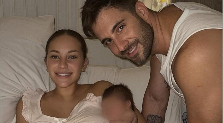 Ανδρομάχη – Γιώργος Λιβάνης: Mας έδειξαν πρώτη φορά τον 4 ημερών γιο τους [εικόνες]