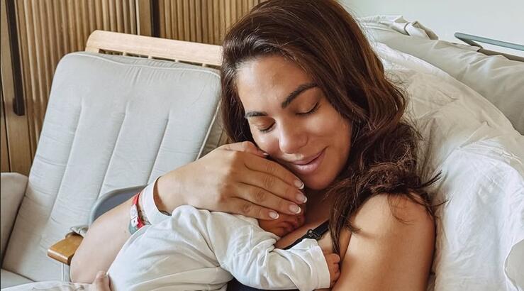 Ευρυδίκη Βαλαβάνη: Δημοσίευσε εικόνα τη στιγμή που θηλάζει τον γιο της