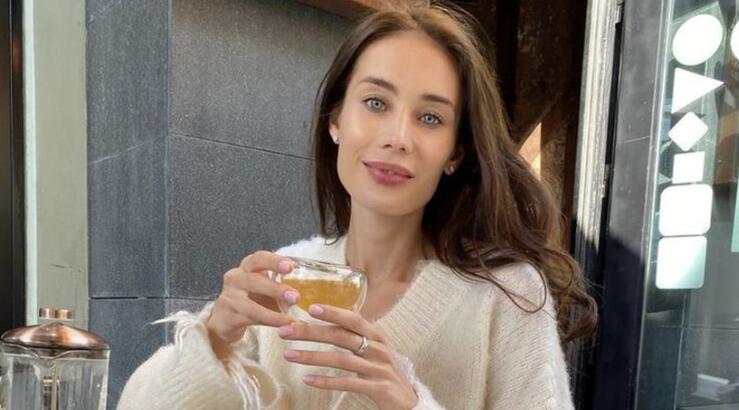 Mid-part Ponytail: Το γρήγορο και προσεγμένο χτένισμα του χειμώνα