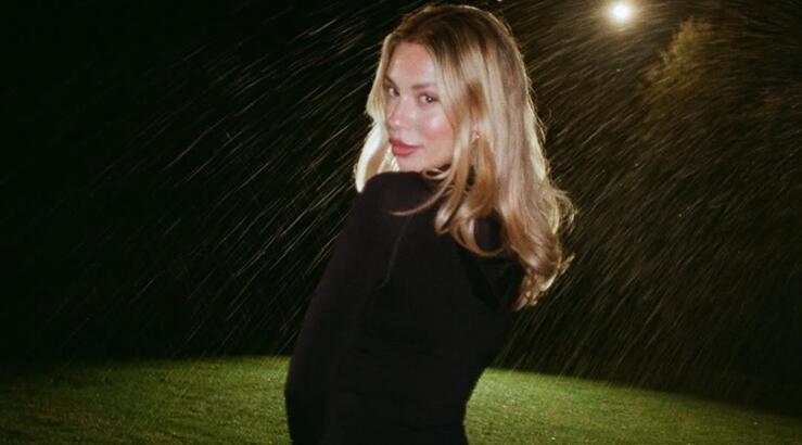 H Γαρυφαλλιά Καληφώνη με την πιο girly εκδοχή του cat eye manicure