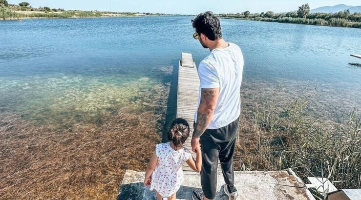 Επώνυμος Έλληνας παρουσιαστής έβαψε τα μαλλιά του ροζ - μωβ για χατίρι της κόρης του [εικόνα]