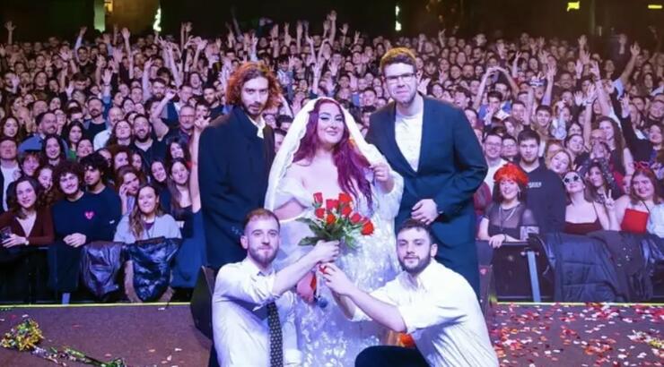 Viral η Ελληνίδα τραγουδίστρια που έδωσε συναυλία ντυμένη νύφη [βίντεο]