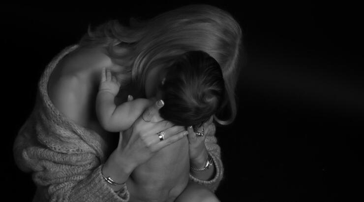 Η επώνυμη Ελληνίδα έκανε την πρώτη φωτογράφιση με τον δύο μηνών γιο της