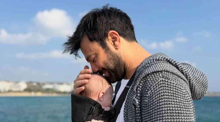 Ανδρέας Γεωργίου: Η τρυφερή στιγμή που διαβάζει παραμύθι με την κόρη του αγκαλιά 