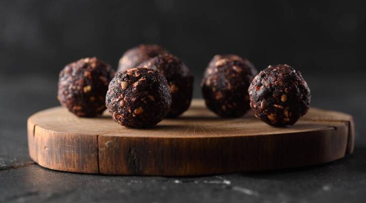 Χριστουγεννιάτικα σοκολατάκια με χουρμάδες