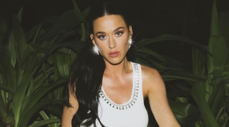 Katy Perry: Υπογράφει τα αυτόγραφα θαυμαστών της μαζί με την κόρη της, Daisy Dove [βίντεο]