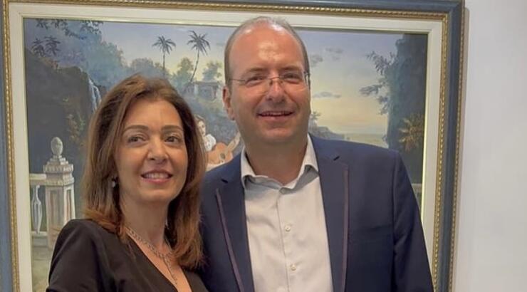 Χαράλαμπος Πετρίδης: Έσβησε κεράκια αγκαλιά με τη σύζυγο του [εικόνες]