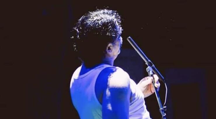 Έριξαν γιαούρτι μέσα σε club σε Έλληνα ηθοποιό [βίντεο]