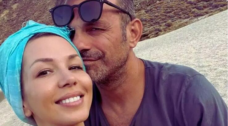 Ντέμης Νικολαΐδης: Τα τρυφερά φιλιά, το δάγκωμα στο μάγουλο και οι ευχές της συντρόφου του [εικόνες]