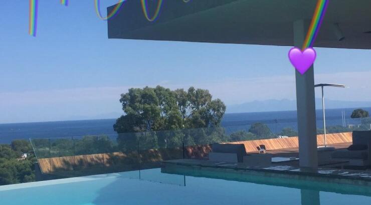 Επώνυμη Κύπρια βρίσκεται στη Σκιάθο και απολαμβάνει τα πιτάκια του Ντάνου!