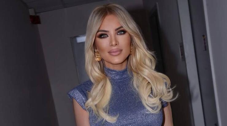 Κατερίνα Καινούργιου: Η νέα εικόνα με φουσκωμένη κοιλιά μπροστά στο χριστουγεννιάτικο δέντρο 