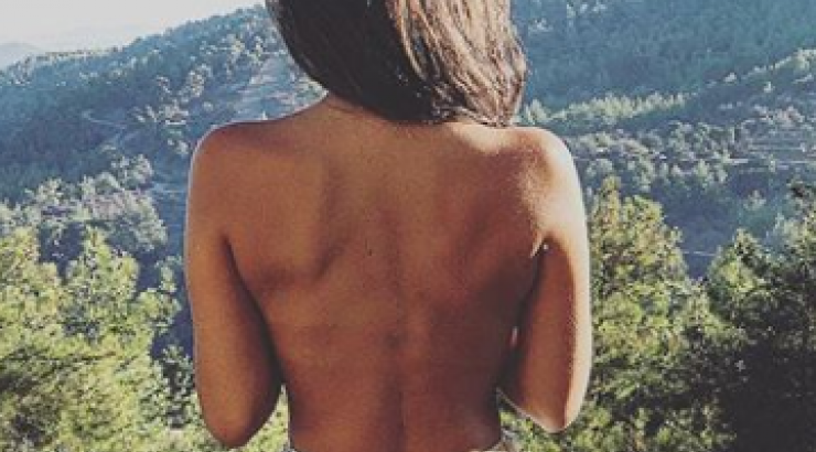 Επώνυμη Κύπρια ποζάρει topless!