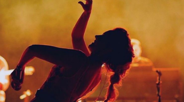 Ζευγάρι της ελληνικής showbiz ανεβαίνει τα σκαλιά της εκκλησίας!