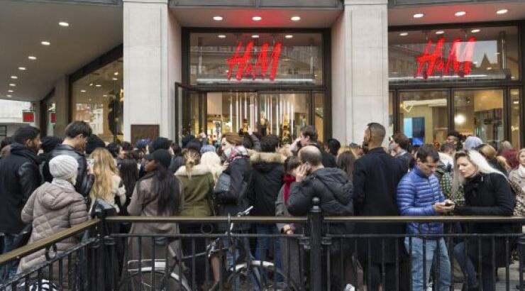  Τρέχουν να αρπάξουν ένα σύνολο Balmain x H&M