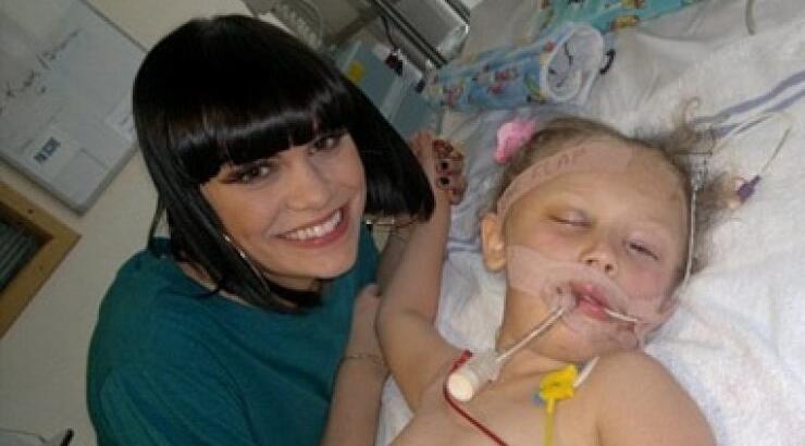 Πασίγνωστη τραγουδίστρια ξύπνησε από κώμα 6χρονο κοριτσάκι
