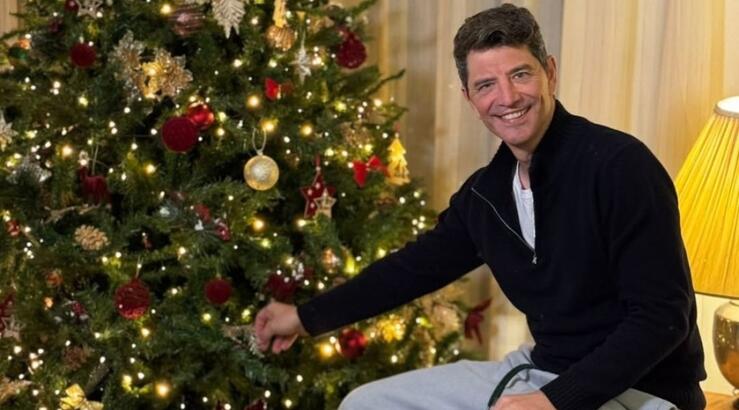 Σάκης Ρουβάς: Στολίζει το χριστουγεννιάτικο δέντρο στο σπίτι του και στέλνει τις ευχές του [βίντεο]