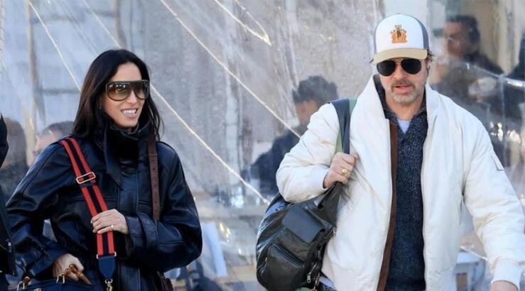 Brad Pitt: Με τη σύντροφό του στην Ύδρα - Τους απαθανάτισαν οι paparazzi [εικόνες]