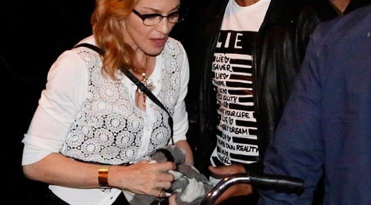 H Madonna κυκλοφορεί στο Άμστερνταμ