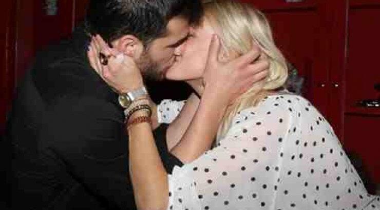 Βάσω Κολλιδά: Καυτά φιλιά με τον αγαπημένο της!