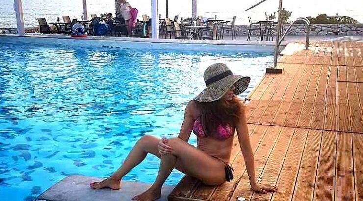 Κύπρια παρουσιάστρια εντυπωσιάζει με το καλλίγραμμο κορμί της