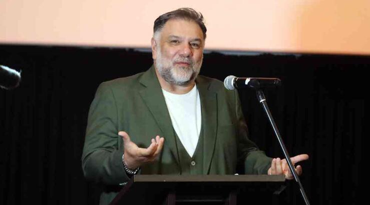 Γρηγόρης Αρναούτογλου: «Ακόμη και μπροστά μου κάποιοι δεν σταματούν να σχολιάζουν τα κιλά μου» [βίντεο]