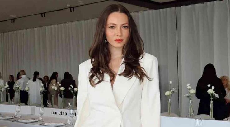 Εβελίνα Σκίτσκο: Η εμφάνιση που θα σε πείσει να φορέσεις λευκό κοστούμι