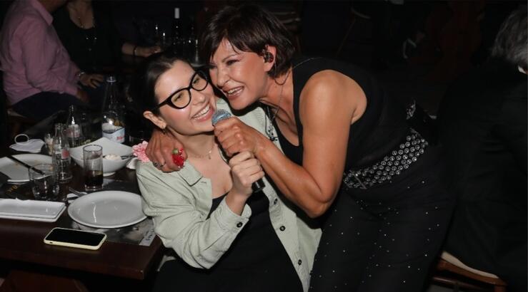 Kωνσταντίνα για την κόρη της: «Όταν της λέω να τραγουδήσουμε μαζί βλέπω να ντρέπεται» [βίντεο]