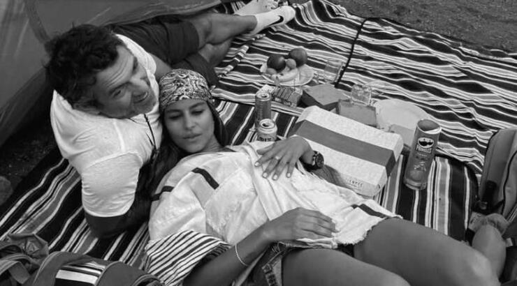 Kωνσταντίνα Ευριπίδου: Στην παραλία με τον Μιχόπουλο έχοντας αγκαλιά την κόρη του Σιέννα [βίντεο]