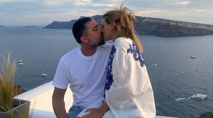 Μιχάλης Κωνσταντίνου - Εβελίνα Κυράστα: Τα τρυφερά φιλιά τους στη Σαντορίνη για τη 16η επέτειο γάμου τους