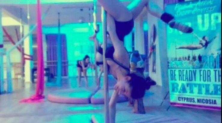 Δημοσιογράφος του ΣΙΓΜΑ κάνει pole dancing και βάζει φωτιά