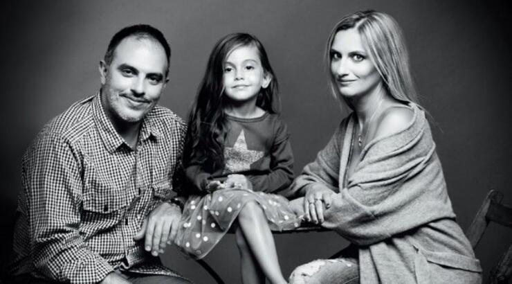 Γωγώ Αλεξανδρινού: Δείτε την κόρη της Μαρία να παίζει στο πιάνο τα κάλαντα και τον μπαμπά της να τη συνοδεύει στην κιθάρα