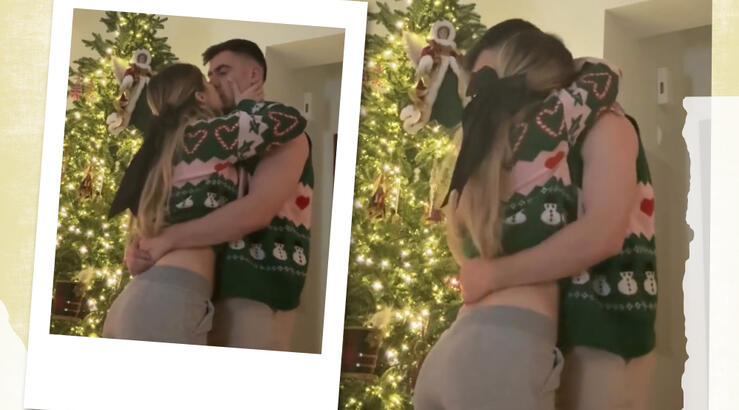 Φειδίας - Στυλιάνα: Τα φιλιά στα χείλη ντυμένοι matchy matchy μπροστά από το χριστουγεννιάτικο δέντρο τους
