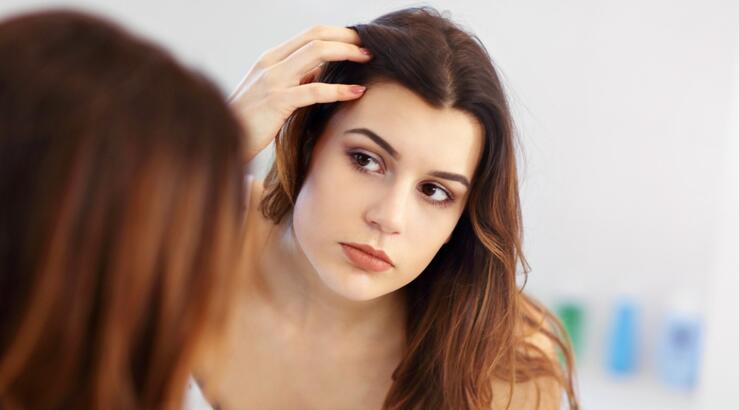 2 λόγοι που δεν πρέπει να αφαιρέσεις τις πρώτες λευκές τρίχες από τα μαλλιά σου