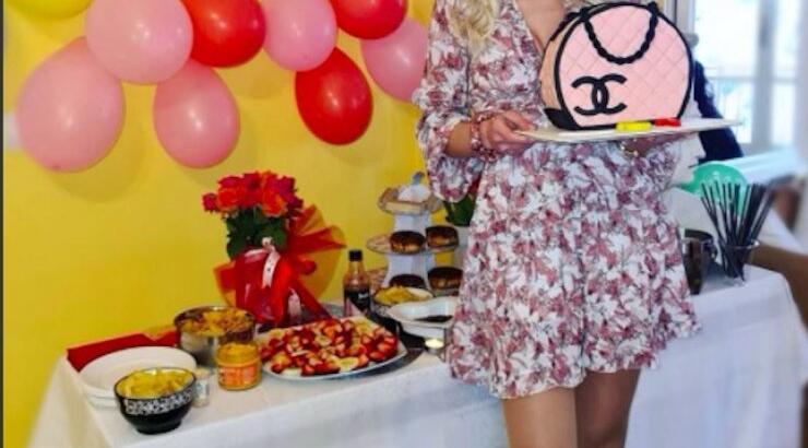 Λαμπερά γενέθλια για την κατά 24 χρόνια μικρότερη σύζυγο παίκτη που βρίσκεται στη Φάρμα: "Λείπει ο αντρούλης μου"