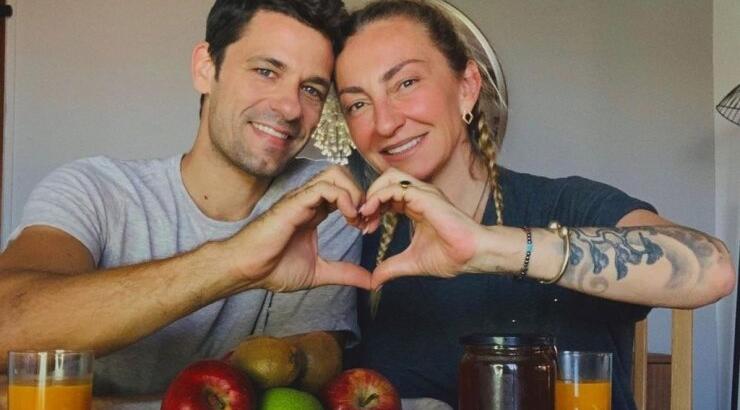 Rούλα Ρέβη: Φωτογράφισε γυμνό τον Αποστόλη Τότσικα στις διακοπές τους 